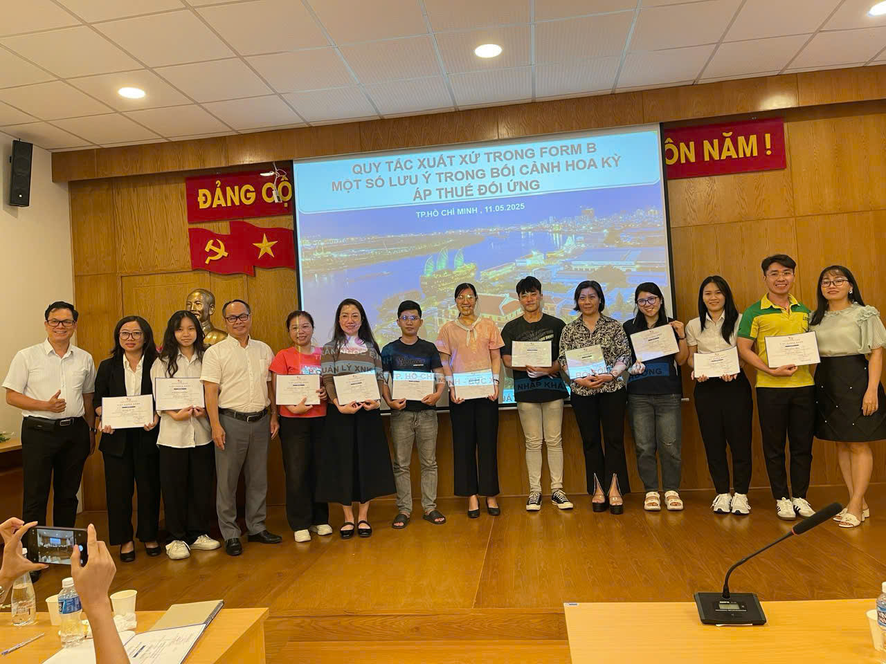 dai-dien-u-i-logistics-tham-gia-khoa-tap-huan-chuyen-sau-ve-form-b-cung-cac-chuyen-gia-dau-nganh
